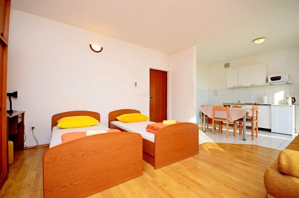 Apartments Mario With Private Parking Макарска Экстерьер фото